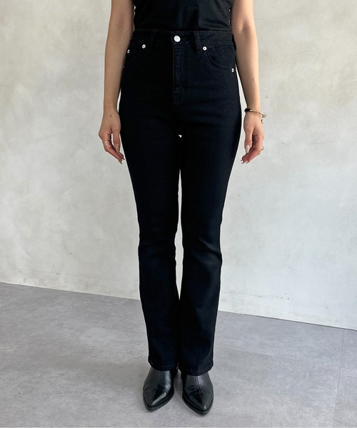 Thevon（ゼボン）の「美脚フレアデニムパンツ（デニムパンツ・レディース・ブラック/ネイビー・マルチサイズ）」の13枚目の写真