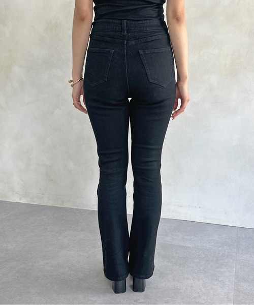 Thevon（ゼボン）の「美脚フレアデニムパンツ（デニムパンツ・レディース・ブラック/ネイビー・マルチサイズ）」の14枚目の写真