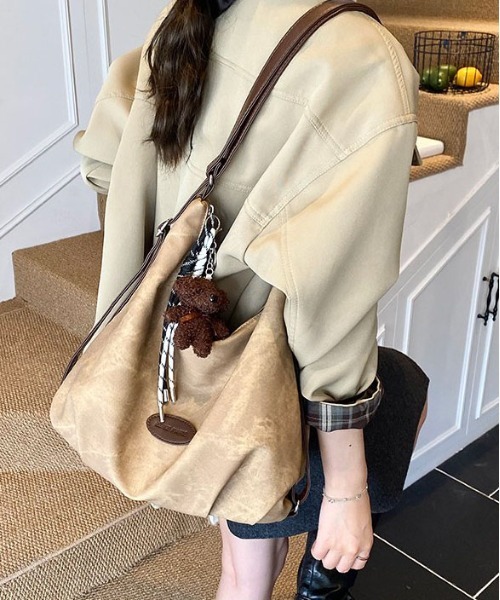 FREE STYLISTS(フリー スタイリスト)の「Y2Kチャーム付き大容量バッグ ショルダーバッグ&斜め掛けバッグ デイリー&通勤用/3WAY(ショルダーバッグ・レディース・カーキ/ダークグレー/ブラウン/ベージュ・FREE)」の14枚目の写真