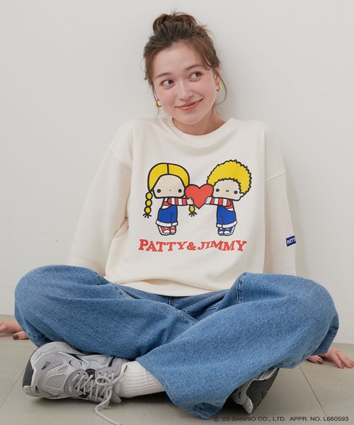 sanrio（サンリオ）の「【sanrio characters】パティ＆ジミープリント裏毛ドロップショルダーレトロプリントスウェットプルオーバー《サンリオキャラクターズ》（スウェット・レディース・ブラック/アイボリー・LL/L/M）」の2枚目の写真