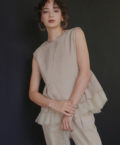 Callarus(カラルス)の「チュール切替ペプラムデザインストライプブラウスパンツセットアップドレス〔Callarus〕(パンツドレス・レディース・グレー/ブラック/ベージュ・M/L/LL/3L)」の2枚目の写真