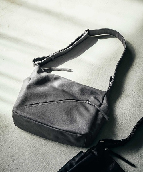 LAKOLE(ラコレ)の「フェイクレザーラージZIPショルダー2 / 599442(ショルダーバッグ・メンズ・チャコール/ブラック・FREE)」の1枚目の写真
