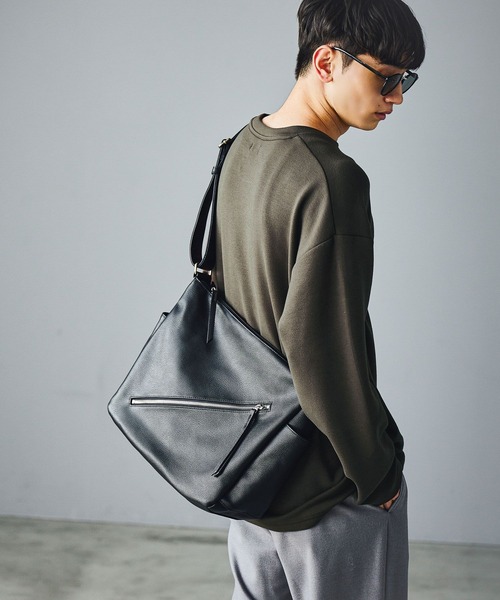 LAKOLE(ラコレ)の「フェイクレザーラージZIPショルダー2 / 599442(ショルダーバッグ・メンズ・チャコール/ブラック・FREE)」の2枚目の写真