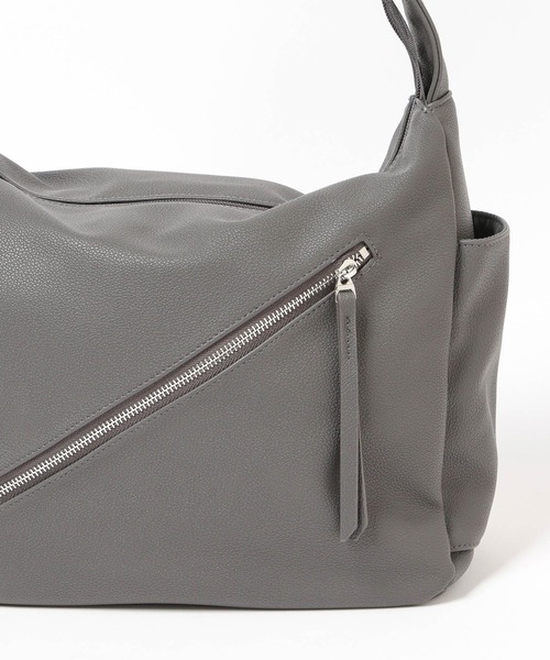 LAKOLE(ラコレ)の「フェイクレザーラージZIPショルダー2 / 599442(ショルダーバッグ・メンズ・チャコール/ブラック・FREE)」の12枚目の写真