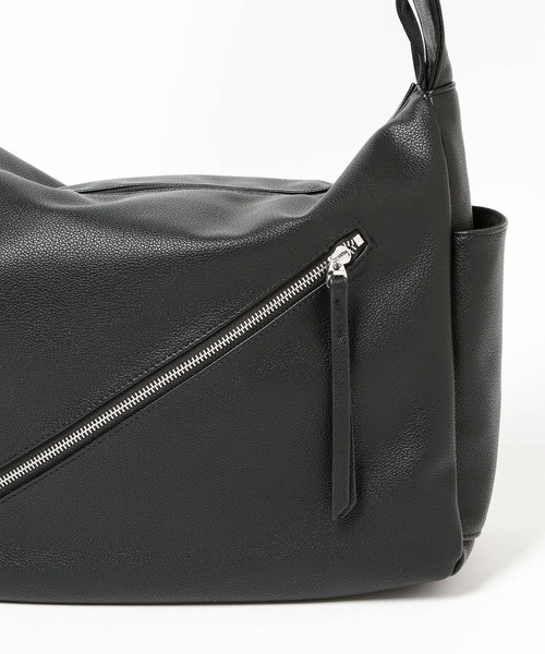 LAKOLE(ラコレ)の「フェイクレザーラージZIPショルダー2 / 599442(ショルダーバッグ・メンズ・チャコール/ブラック・FREE)」の3枚目の写真