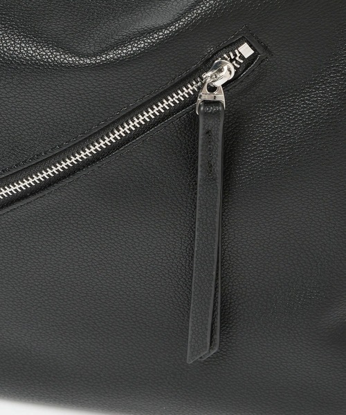 LAKOLE(ラコレ)の「フェイクレザーラージZIPショルダー2 / 599442(ショルダーバッグ・メンズ・チャコール/ブラック・FREE)」の4枚目の写真