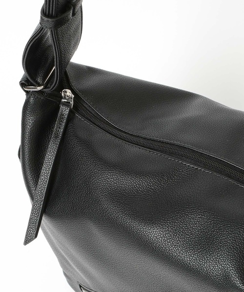 LAKOLE(ラコレ)の「フェイクレザーラージZIPショルダー2 / 599442(ショルダーバッグ・メンズ・チャコール/ブラック・FREE)」の6枚目の写真
