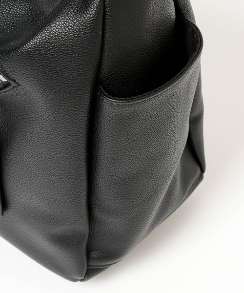 LAKOLE(ラコレ)の「フェイクレザーラージZIPショルダー2 / 599442(ショルダーバッグ・メンズ・チャコール/ブラック・FREE)」の7枚目の写真