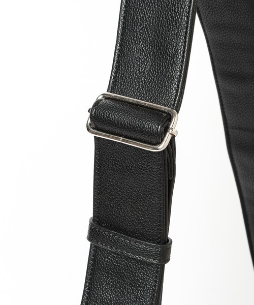 LAKOLE(ラコレ)の「フェイクレザーラージZIPショルダー2 / 599442(ショルダーバッグ・メンズ・チャコール/ブラック・FREE)」の8枚目の写真