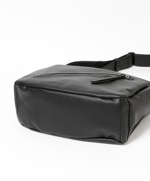 LAKOLE(ラコレ)の「フェイクレザーラージZIPショルダー2 / 599442(ショルダーバッグ・メンズ・チャコール/ブラック・FREE)」の16枚目の写真