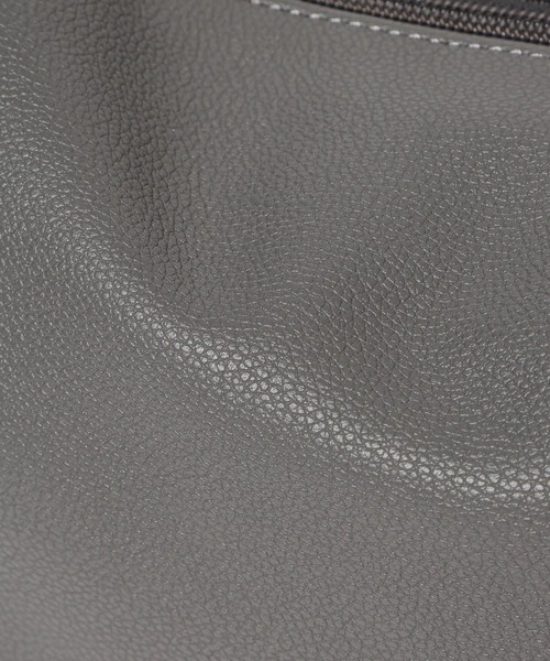 LAKOLE(ラコレ)の「フェイクレザーラージZIPショルダー2 / 599442(ショルダーバッグ・メンズ・チャコール/ブラック・FREE)」の19枚目の写真