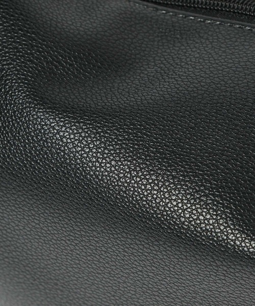 LAKOLE(ラコレ)の「フェイクレザーラージZIPショルダー2 / 599442(ショルダーバッグ・メンズ・チャコール/ブラック・FREE)」の20枚目の写真