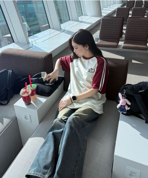 UNDEROFF(アンダーオフ)の「オーバーフィットラグラントラックライン半袖Tシャツスターロゴバーガンディ(Tシャツ/カットソー・レディース・バーガンディー・SMALL/MEDIUM/LARGE/X-LARGE)」の6枚目の写真