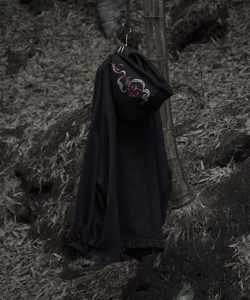 狐独(コドク)の「彼岸花刺繍ビックフーディ(パーカー・メンズ・ネイビー/ブラック・LARGE/MEDIUM)」の12枚目の写真