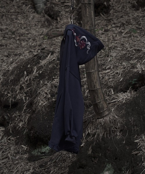 狐独(コドク)の「彼岸花刺繍ビックフーディ(パーカー・メンズ・ネイビー/ブラック・LARGE/MEDIUM)」の14枚目の写真