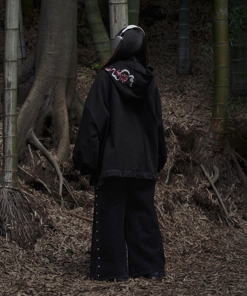 狐独(コドク)の「彼岸花刺繍ビックフーディ(パーカー・メンズ・ネイビー/ブラック・LARGE/MEDIUM)」の3枚目の写真