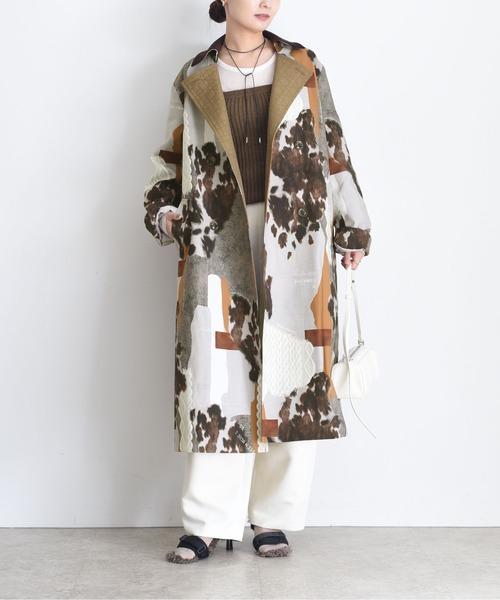 Eimee Law（エイミーロウ）の「カウ柄デニムコラージュptトレンチコート（トレンチコート・レディース・カーキ/グレー・FREE）」の2枚目の写真