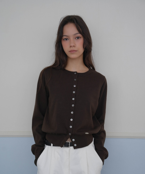 DEHEVE（デヘヴェ）の「Signiture Pearl Button Cardigan [Brown]（カーディガン/ボレロ・レディース・ブラウン・FREE）」の3枚目の写真