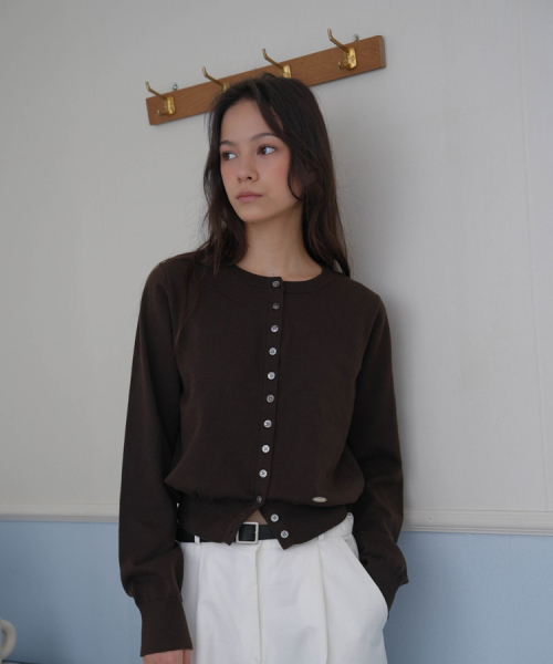 DEHEVE（デヘヴェ）の「Signiture Pearl Button Cardigan [Brown]（カーディガン/ボレロ・レディース・ブラウン・FREE）」の5枚目の写真