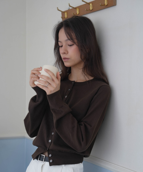 DEHEVE（デヘヴェ）の「Signiture Pearl Button Cardigan [Brown]（カーディガン/ボレロ・レディース・ブラウン・FREE）」の6枚目の写真