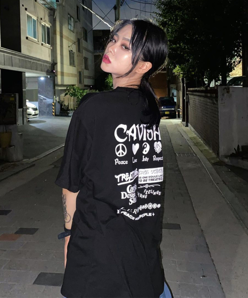 Cavish(カビシ)の「PLUR SS TEE BLACK(CV2BMMT515A)(Tシャツ/カットソー・レディース・ブラック・SMALL/MEDIUM/LARGE/X-LARGE)」の1枚目の写真
