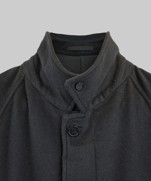 WISM(ウィズム)の「WISM ORIGINAL PRODUCT Balmacaan Coat(ステンカラーコート・メンズ・ネイビー/チャコールグレー・FREE)」の13枚目の写真