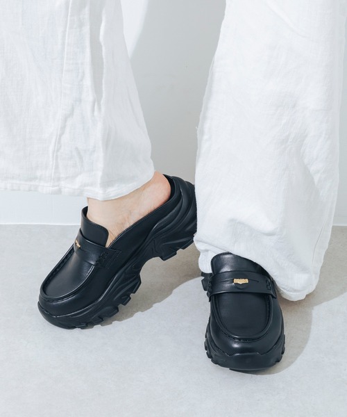 EVOL(イーボル)の「【S-LLサイズ展開・軽量】スニーカーソールローファーミュール JA5939(ローファー・レディース・ブラック/アイボリー・S/M/L/LL)」の1枚目の写真