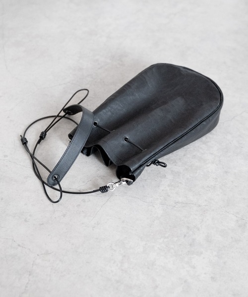 Senti(センティ)の「Dyneema Leather MEDICINE BAG L / 超軽量ダイニーマレザー メディスンバッグ L(ショルダーバッグ・メンズ・ブラック系その他/ブラック・FREE)」の8枚目の写真