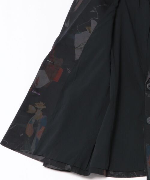 Desigual(デシグアル)の「コラージュプリント ブラックスリムフィットブレザー(テーラードジャケット・レディース・ブラック・S/M/XL/L/XS)」の2枚目の写真