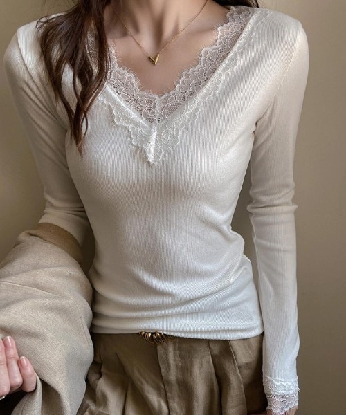 maison de LATIR（メゾンドラティール）の「大人の抜け感 春夏レースVネックリブトップス（Tシャツ/カットソー・レディース・ホワイト/ブラック・FREE）」の2枚目の写真