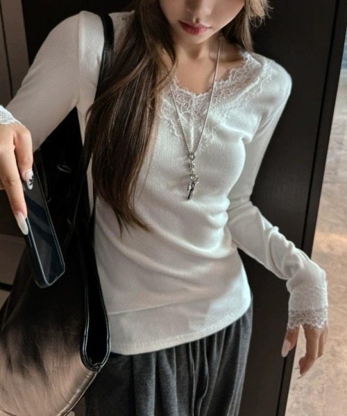 maison de LATIR（メゾンドラティール）の「大人の抜け感 春夏レースVネックリブトップス（Tシャツ/カットソー・レディース・ホワイト/ブラック・FREE）」の15枚目の写真