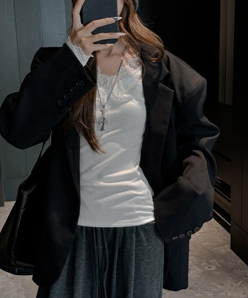 maison de LATIR（メゾンドラティール）の「大人の抜け感 春夏レースVネックリブトップス（Tシャツ/カットソー・レディース・ホワイト/ブラック・FREE）」の17枚目の写真