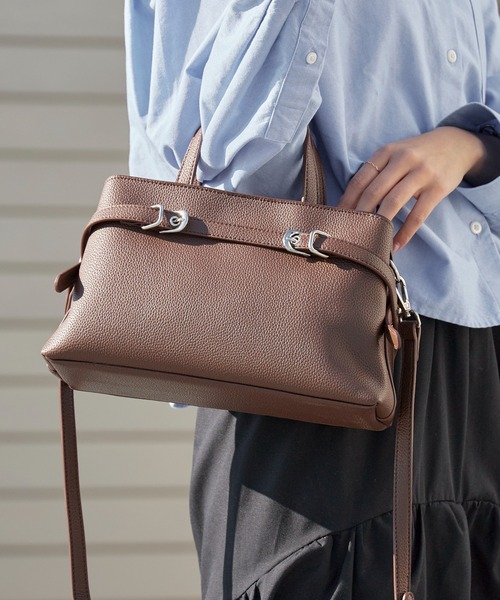 AO2(アオズ)の「2-Way Belt Design Faux Leather Handbag / 2WAY ベルトデザインフェイクレザー ハンドバッグ 秋 秋服 2026年秋冬(ハンドバッグ・レディース・ブラック/ブラウン/ベージュ/ダークブラウン・FREE)」の2枚目の写真