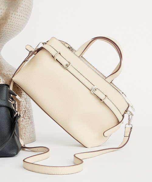 AO2(アオズ)の「2-Way Belt Design Faux Leather Handbag / 2WAY ベルトデザインフェイクレザー ハンドバッグ 秋 秋服 2026年秋冬(ハンドバッグ・レディース・ブラック/ブラウン/ベージュ/ダークブラウン・FREE)」の4枚目の写真