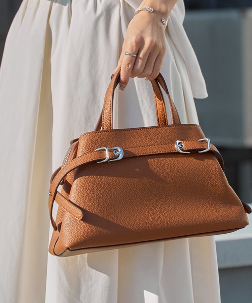 AO2(アオズ)の「2-Way Belt Design Faux Leather Handbag / 2WAY ベルトデザインフェイクレザー ハンドバッグ 秋 秋服 2026年秋冬(ハンドバッグ・レディース・ブラック/ブラウン/ベージュ/ダークブラウン・FREE)」の3枚目の写真