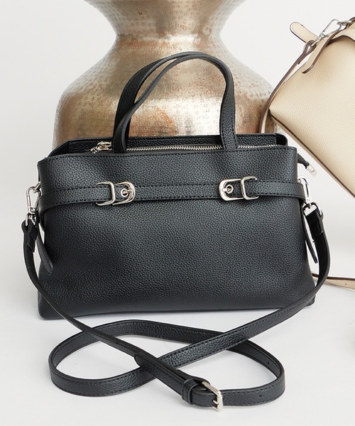 AO2(アオズ)の「2-Way Belt Design Faux Leather Handbag / 2WAY ベルトデザインフェイクレザー ハンドバッグ 秋 秋服 2026年秋冬(ハンドバッグ・レディース・ブラック/ブラウン/ベージュ/ダークブラウン・FREE)」の1枚目の写真