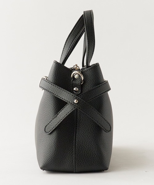AO2(アオズ)の「2-Way Belt Design Faux Leather Handbag / 2WAY ベルトデザインフェイクレザー ハンドバッグ 秋 秋服 2026年秋冬(ハンドバッグ・レディース・ブラック/ブラウン/ベージュ/ダークブラウン・FREE)」の19枚目の写真
