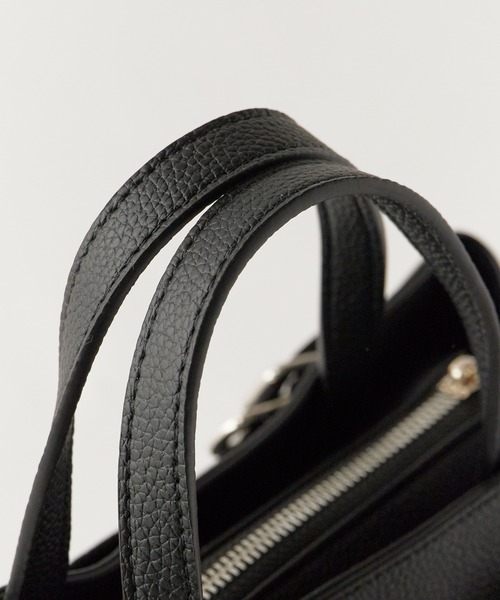 AO2(アオズ)の「2-Way Belt Design Faux Leather Handbag / 2WAY ベルトデザインフェイクレザー ハンドバッグ 秋 秋服 2026年秋冬(ハンドバッグ・レディース・ブラック/ブラウン/ベージュ/ダークブラウン・FREE)」の17枚目の写真