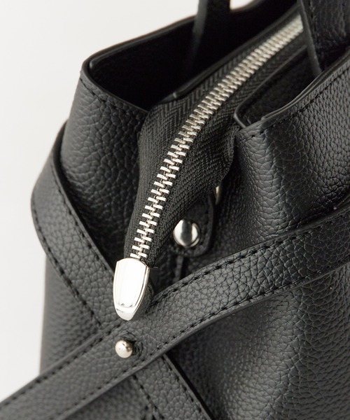 AO2(アオズ)の「2-Way Belt Design Faux Leather Handbag / 2WAY ベルトデザインフェイクレザー ハンドバッグ 秋 秋服 2026年秋冬(ハンドバッグ・レディース・ブラック/ブラウン/ベージュ/ダークブラウン・FREE)」の16枚目の写真