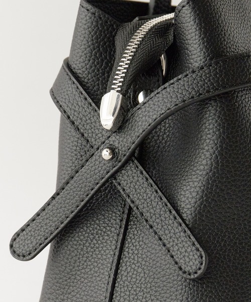 AO2(アオズ)の「2-Way Belt Design Faux Leather Handbag / 2WAY ベルトデザインフェイクレザー ハンドバッグ 秋 秋服 2026年秋冬(ハンドバッグ・レディース・ブラック/ブラウン/ベージュ/ダークブラウン・FREE)」の15枚目の写真