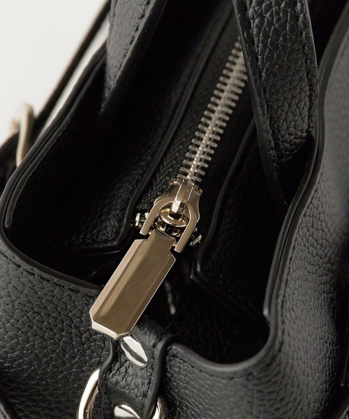AO2(アオズ)の「2-Way Belt Design Faux Leather Handbag / 2WAY ベルトデザインフェイクレザー ハンドバッグ 秋 秋服 2026年秋冬(ハンドバッグ・レディース・ブラック/ブラウン/ベージュ/ダークブラウン・FREE)」の12枚目の写真