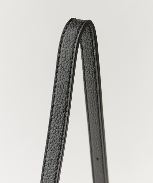 AO2(アオズ)の「2-Way Belt Design Faux Leather Handbag / 2WAY ベルトデザインフェイクレザー ハンドバッグ 秋 秋服 2026年秋冬(ハンドバッグ・レディース・ブラック/ブラウン/ベージュ/ダークブラウン・FREE)」の7枚目の写真
