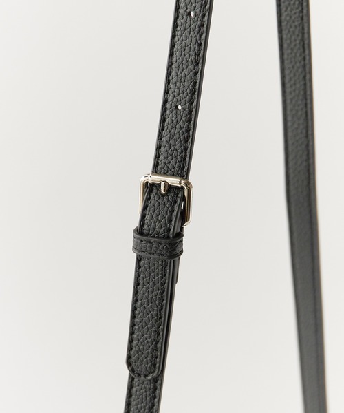 AO2(アオズ)の「2-Way Belt Design Faux Leather Handbag / 2WAY ベルトデザインフェイクレザー ハンドバッグ 秋 秋服 2026年秋冬(ハンドバッグ・レディース・ブラック/ブラウン/ベージュ/ダークブラウン・FREE)」の5枚目の写真