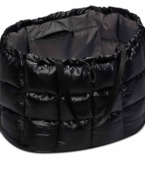 NIKE(ナイキ)の「ナイキ スポーツウェア パフル エクストララージ トート (60L) / Nike Sportswear Puffle Extra Large Tote (60L) IQ7682-010 Black(トートバッグ・メンズ・ブラック・ONE SIZE)」の4枚目の写真