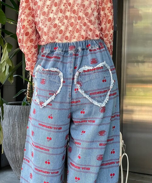 HELLO.SANFRANCISCO(ハローサンフランシスコ)の「【HELLO.SANFRANCISCO/ハローサンフランシスコ】裾フリル総柄刺繍イージーワイドデニム(デニムパンツ・レディース・サックスブルー/ブルー・MEDIUM/SMALL)」の1枚目の写真