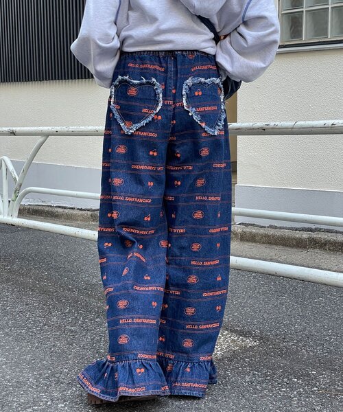 HELLO.SANFRANCISCO(ハローサンフランシスコ)の「【HELLO.SANFRANCISCO/ハローサンフランシスコ】裾フリル総柄刺繍イージーワイドデニム(デニムパンツ・レディース・サックスブルー/ブルー・MEDIUM/SMALL)」の2枚目の写真