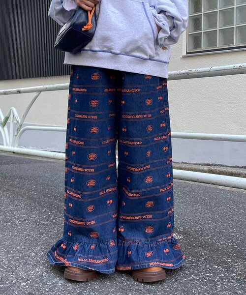 HELLO.SANFRANCISCO(ハローサンフランシスコ)の「【HELLO.SANFRANCISCO/ハローサンフランシスコ】裾フリル総柄刺繍イージーワイドデニム(デニムパンツ・レディース・サックスブルー/ブルー・MEDIUM/SMALL)」の3枚目の写真
