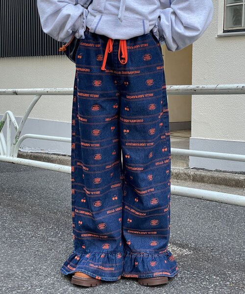 HELLO.SANFRANCISCO(ハローサンフランシスコ)の「【HELLO.SANFRANCISCO/ハローサンフランシスコ】裾フリル総柄刺繍イージーワイドデニム(デニムパンツ・レディース・サックスブルー/ブルー・MEDIUM/SMALL)」の4枚目の写真