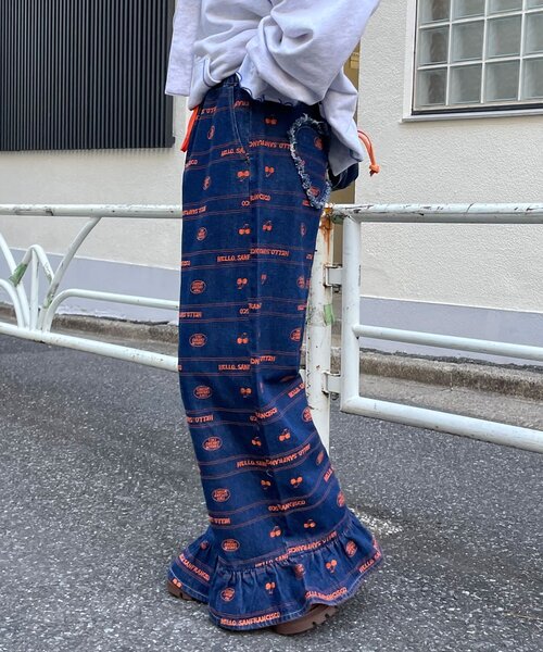 HELLO.SANFRANCISCO(ハローサンフランシスコ)の「【HELLO.SANFRANCISCO/ハローサンフランシスコ】裾フリル総柄刺繍イージーワイドデニム(デニムパンツ・レディース・サックスブルー/ブルー・MEDIUM/SMALL)」の5枚目の写真
