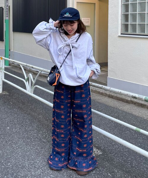 HELLO.SANFRANCISCO(ハローサンフランシスコ)の「【HELLO.SANFRANCISCO/ハローサンフランシスコ】裾フリル総柄刺繍イージーワイドデニム(デニムパンツ・レディース・サックスブルー/ブルー・MEDIUM/SMALL)」の6枚目の写真